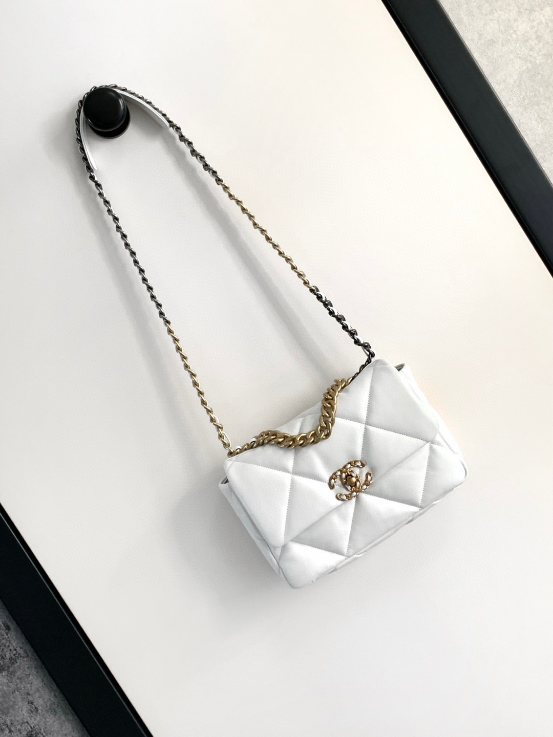 シャネル 19 バッグ ラムスキン ダブルC ロック チェーンショルダーバッグ ホワイト ゴールド金具 詳細画像 2