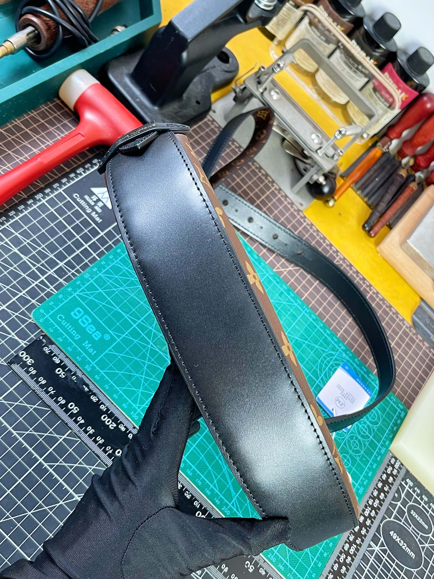 ルイ・ヴィトン Cookie BB モノグラム ハーフムーン チェーンショルダーバッグ ブラウン ブラック 詳細画像 3