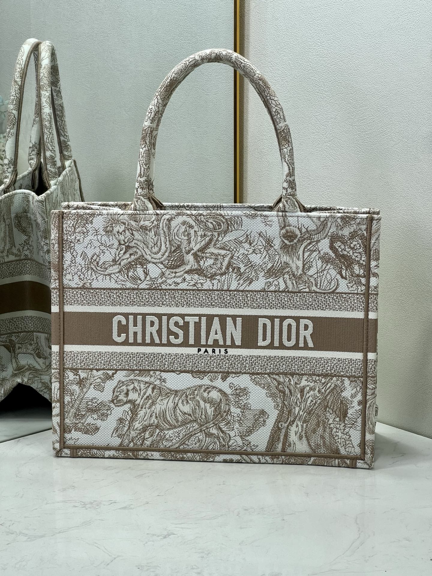 ディオール Book Tote Dioriviera ミディアム 刺繍キャンバス トートバッグ ブラウンタイガー 詳細画像 1