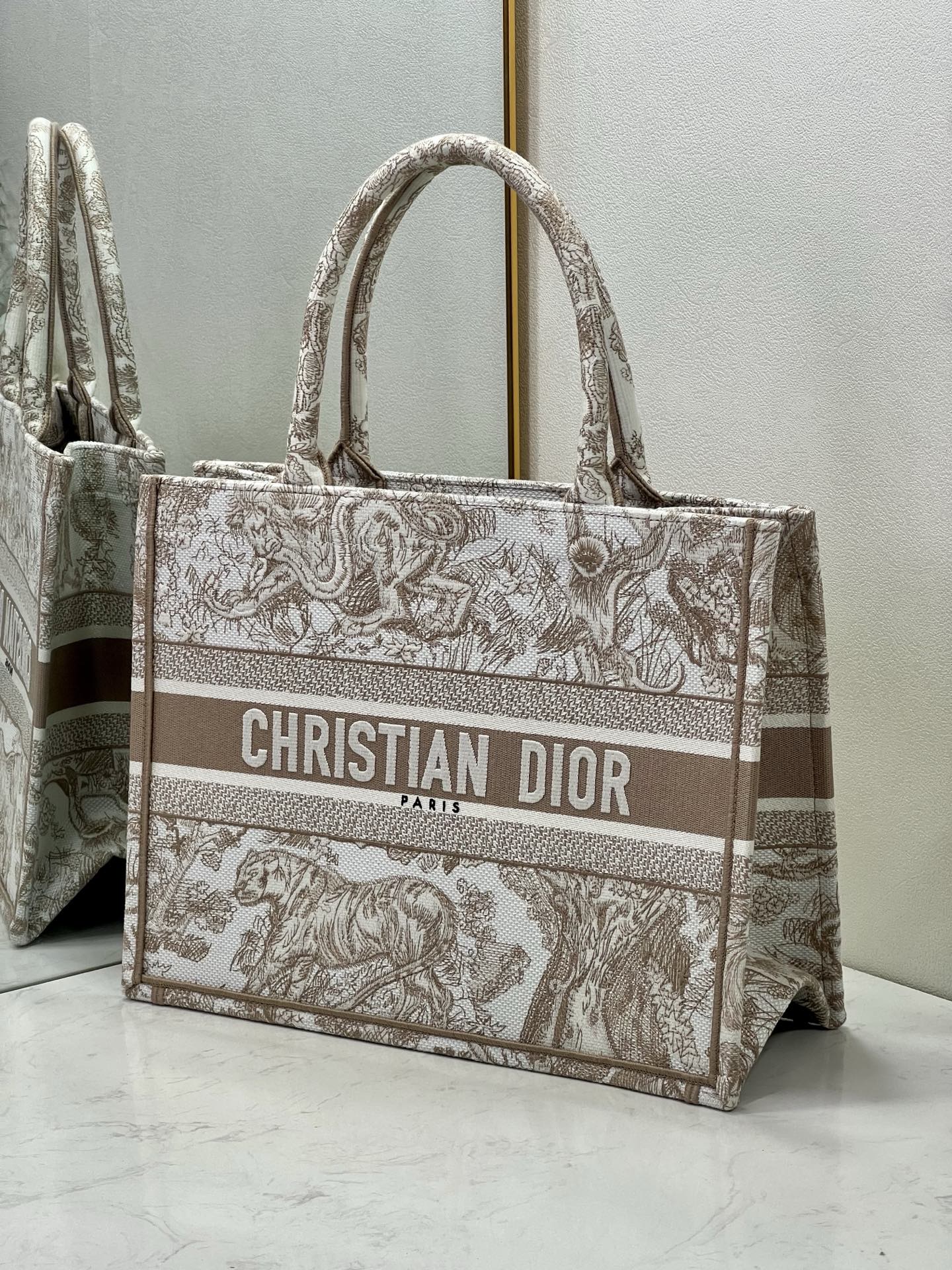 ディオール Book Tote Dioriviera ミディアム 刺繍キャンバス トートバッグ ブラウンタイガー 詳細画像 2