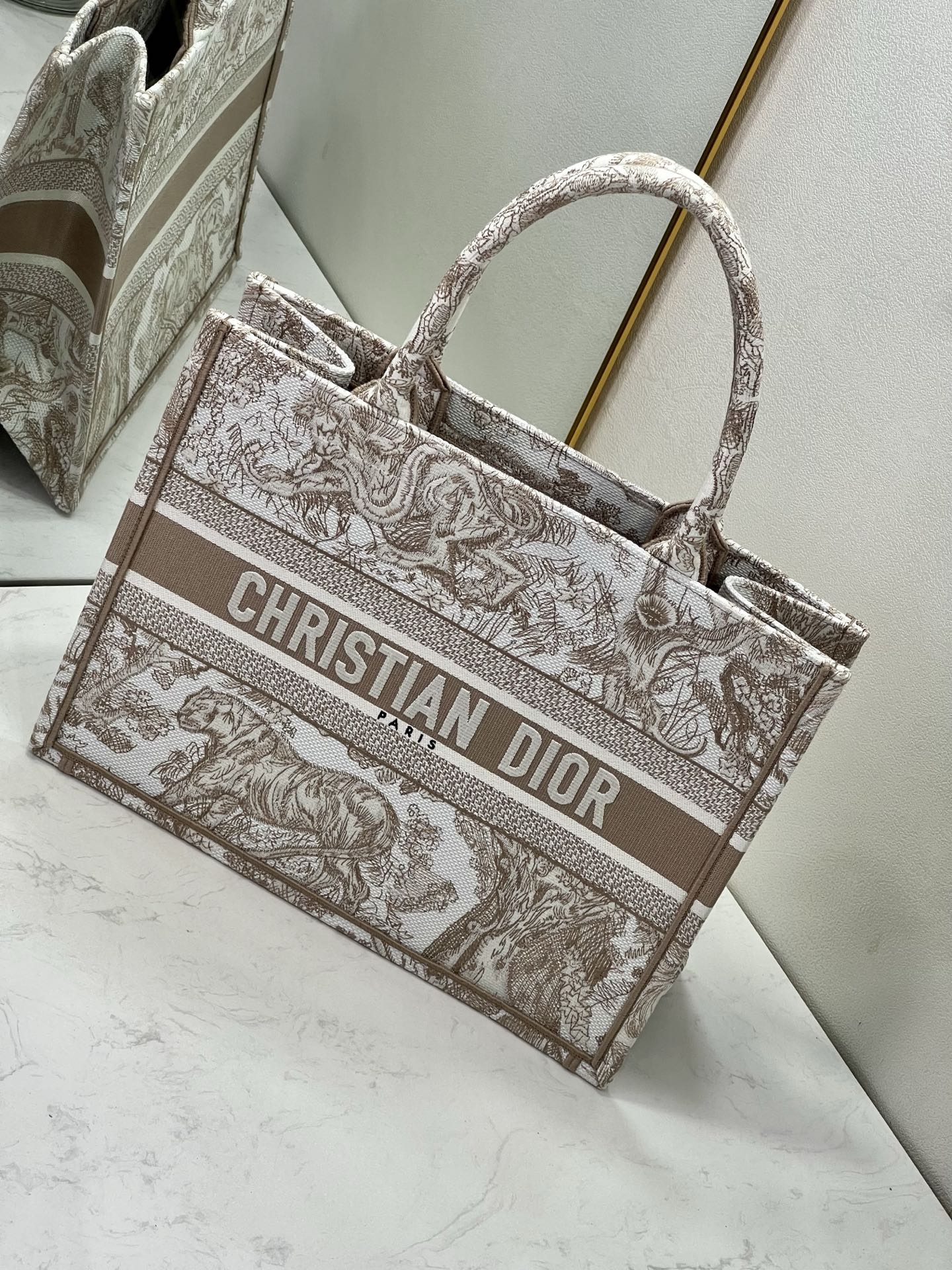 ディオール Book Tote Dioriviera ミディアム 刺繍キャンバス トートバッグ ブラウンタイガー 詳細画像 3