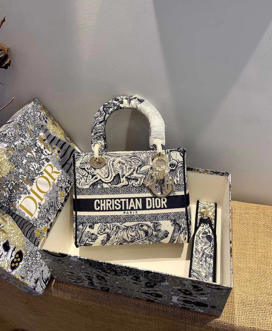 ディオール レディ ディーライト ミディアム エンブロイダリーキャンバス ハンドバッグ ブルー タイガー リバース トワル ドゥ ジュイ 詳細画像 1