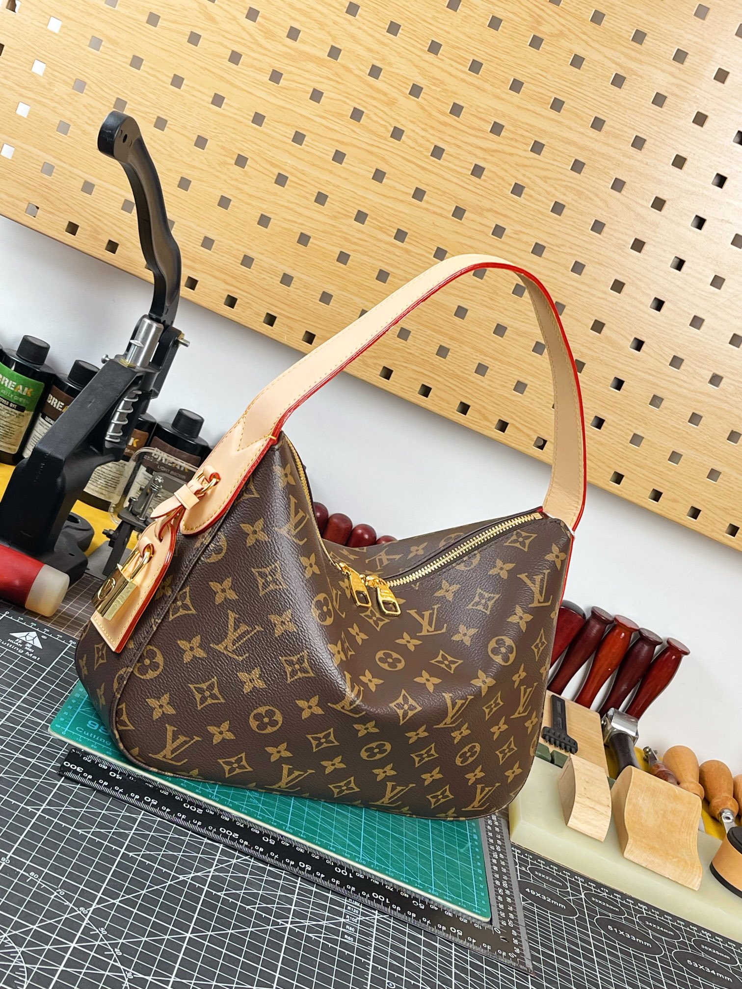 ルイ・ヴィトン Slouchy スモール ハンドバッグ モノグラム ブラウン M11952 詳細画像 1