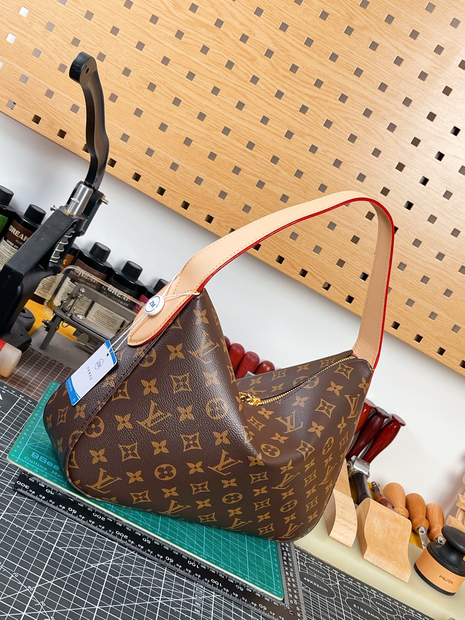 ルイ・ヴィトン Slouchy スモール ハンドバッグ モノグラム ブラウン M11952 詳細画像 2