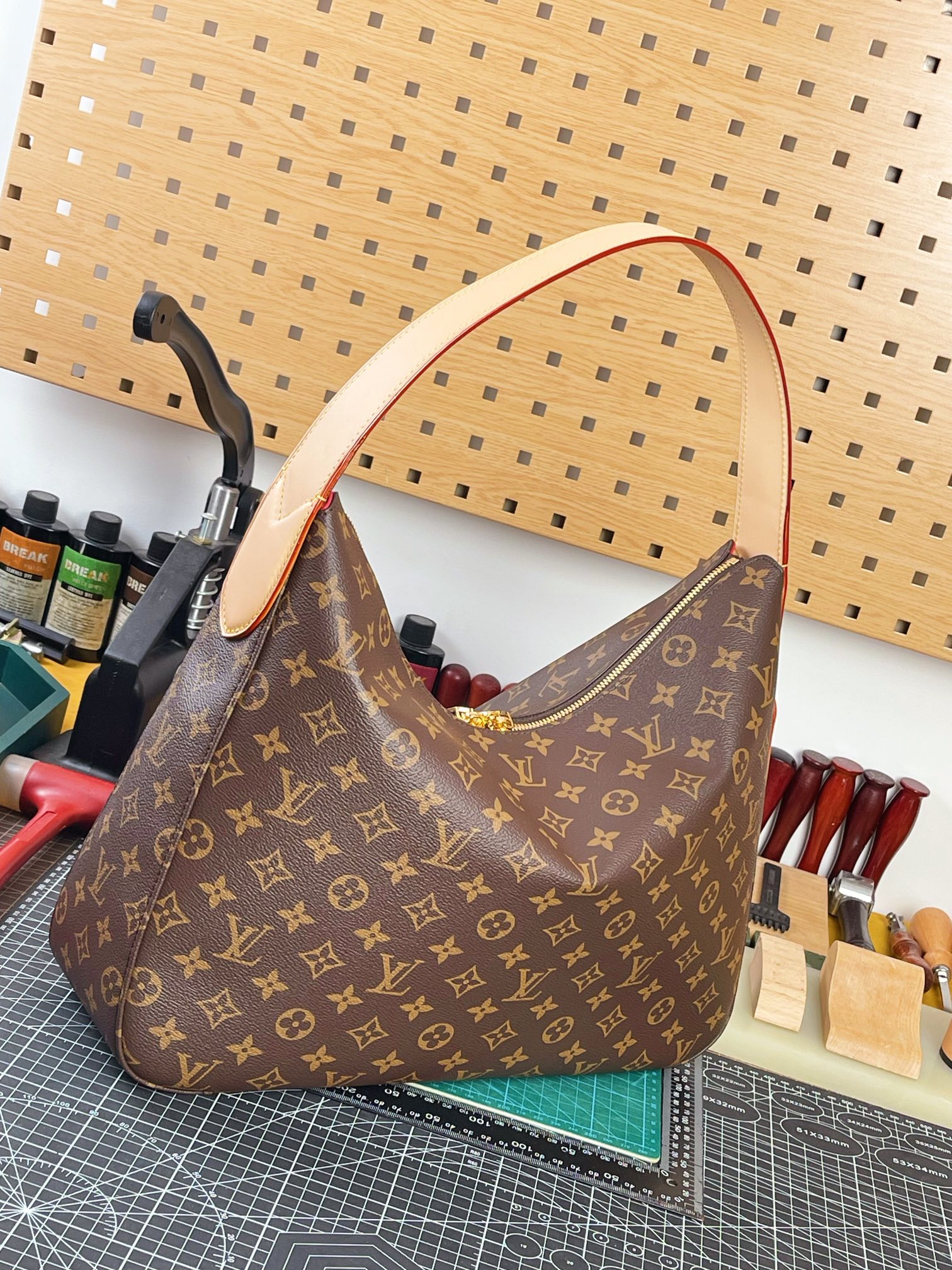 ルイ・ヴィトン Slouchy モノグラム・キャンバス ショルダーバッグ ブラウン M12098 詳細画像 2