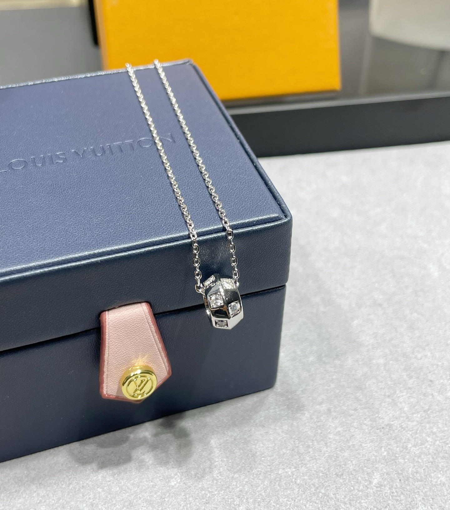 ルイ・ヴィトン LV レター ネックレス ゴールド プラチナ 詳細画像 1