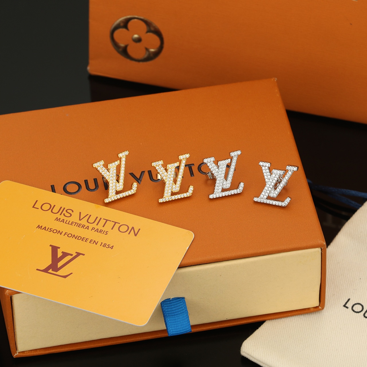 ルイ・ヴィトン LV Twig スタッドピアス ゴールド シルバー 詳細画像 1