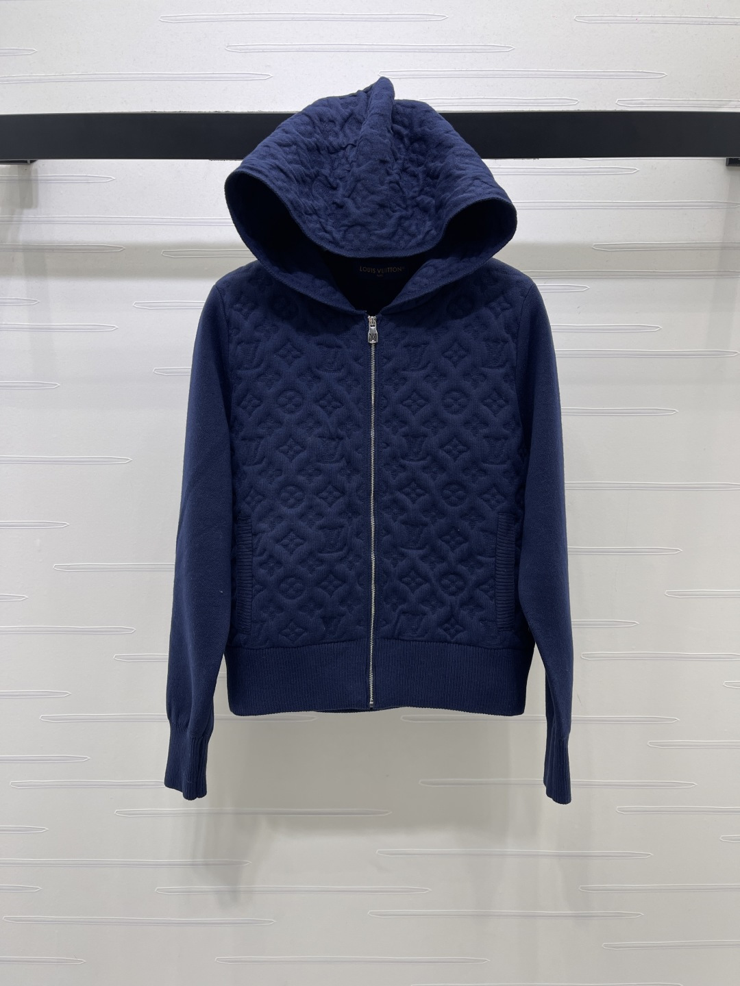 ルイ・ヴィトン エンボスモノグラム フーデッド ジップ カシミヤウール ニットジャケット ネイビー 詳細画像 1