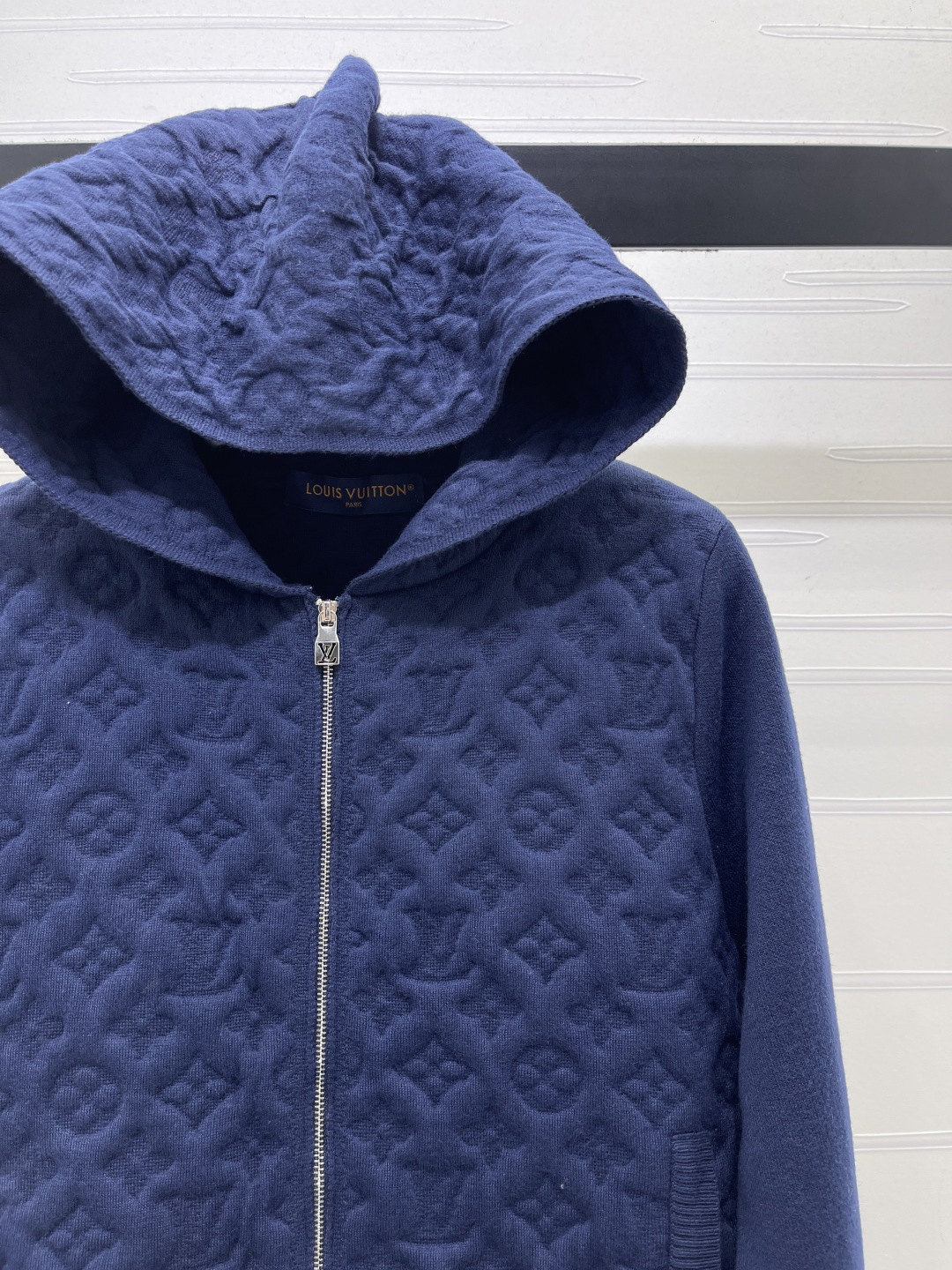 ルイ・ヴィトン エンボスモノグラム フーデッド ジップ カシミヤウール ニットジャケット ネイビー 詳細画像 2