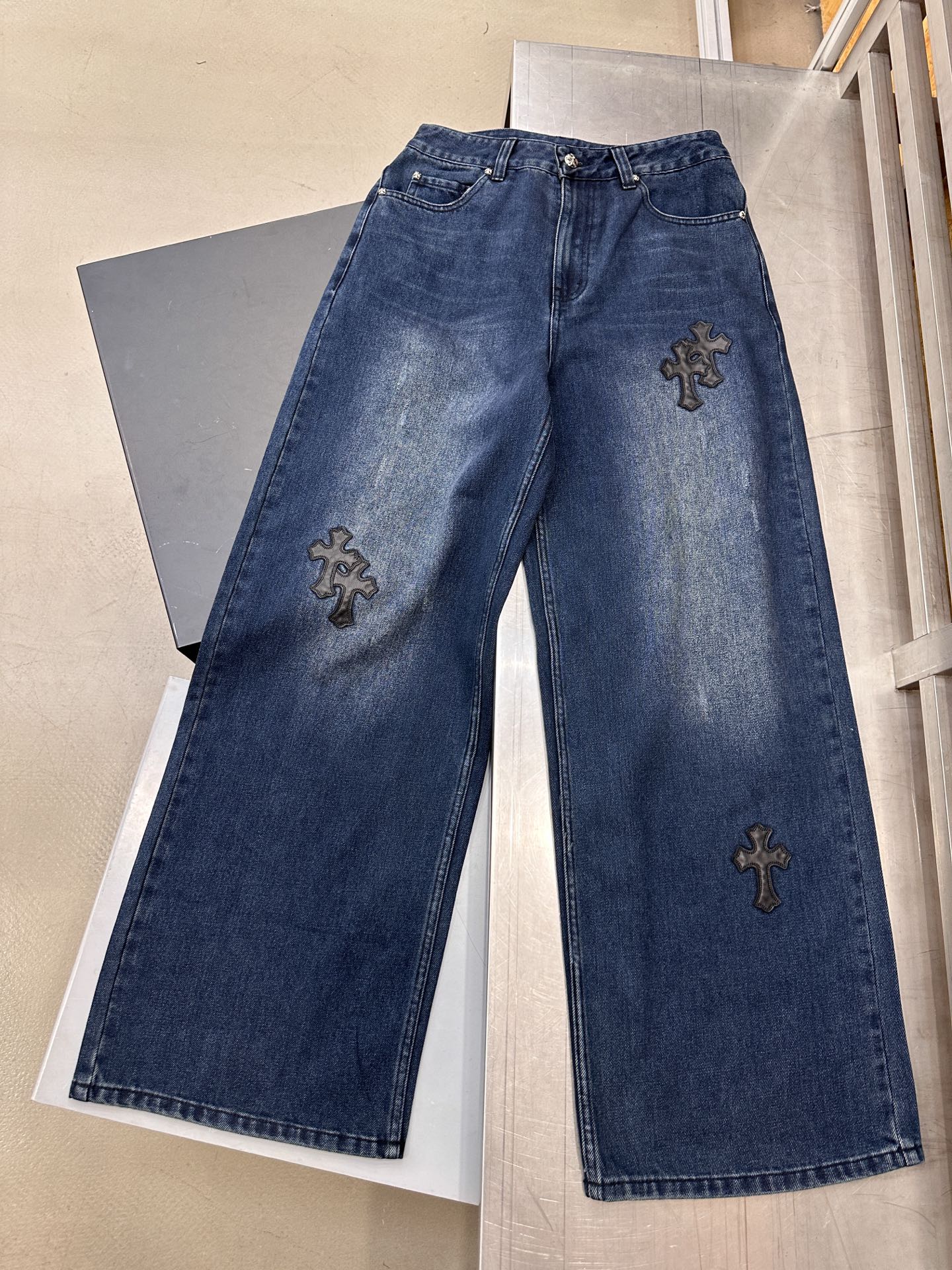 クロムハーツ クロス刺繍 ウォッシュ加工 ワイドデニムジーンズ インディゴブルー 詳細画像 3