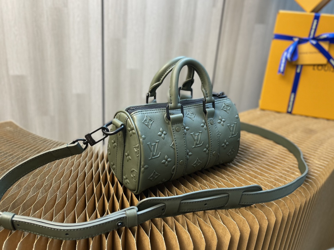 ルイ・ヴィトン Keepall XS ハンドバッグ モノグラム・シール ダークグリーン 詳細画像 2