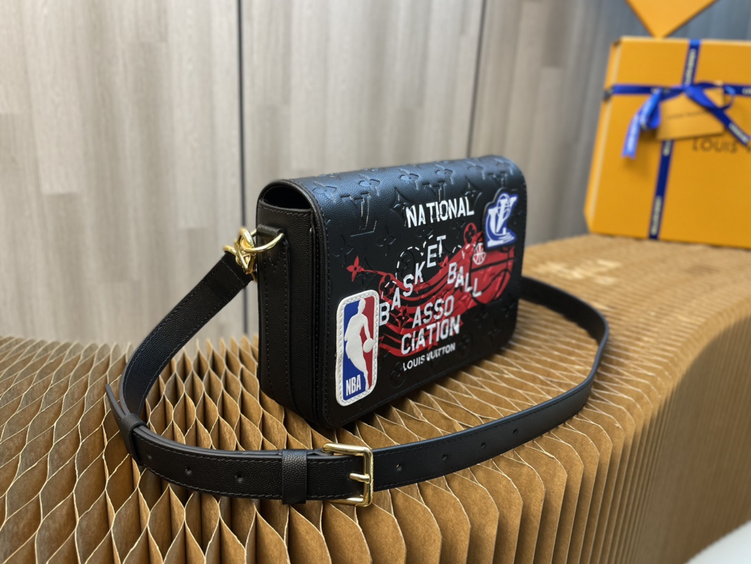 ルイ・ヴィトン LVXNBA Studio メッセンジャーバッグ ブラック 詳細画像 2