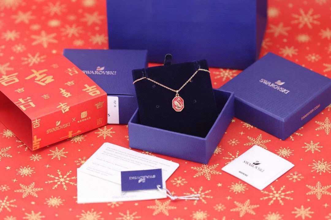 スワロフスキー オクタゴン レッドスワン 鎖骨ネックレス ローズゴールドトーン レッド 詳細画像 2