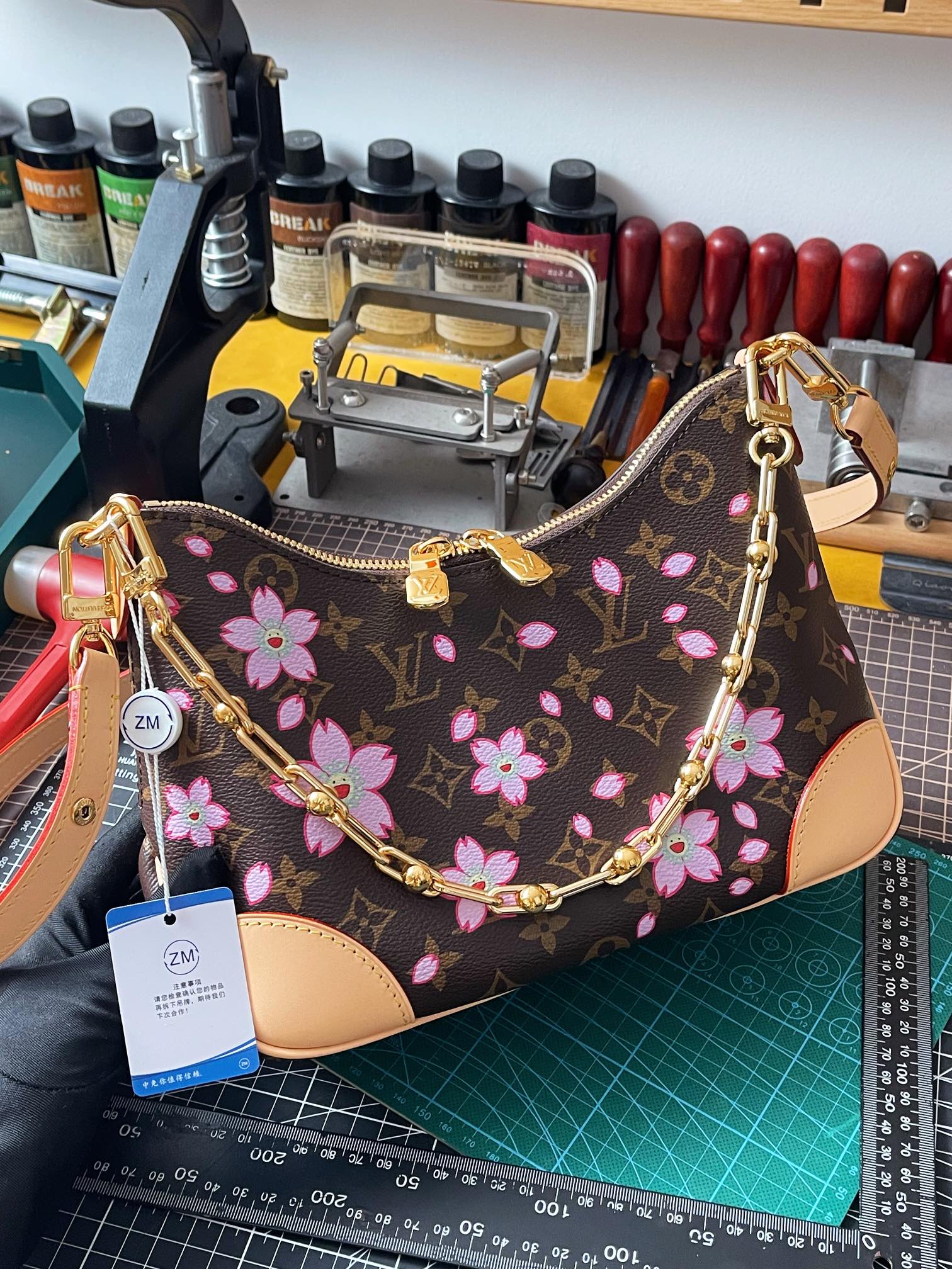 ルイ・ヴィトン ブーローニュ モノグラム チェリーブロッサム ショルダーバッグ ブラウン ピンク M13265 詳細画像 1