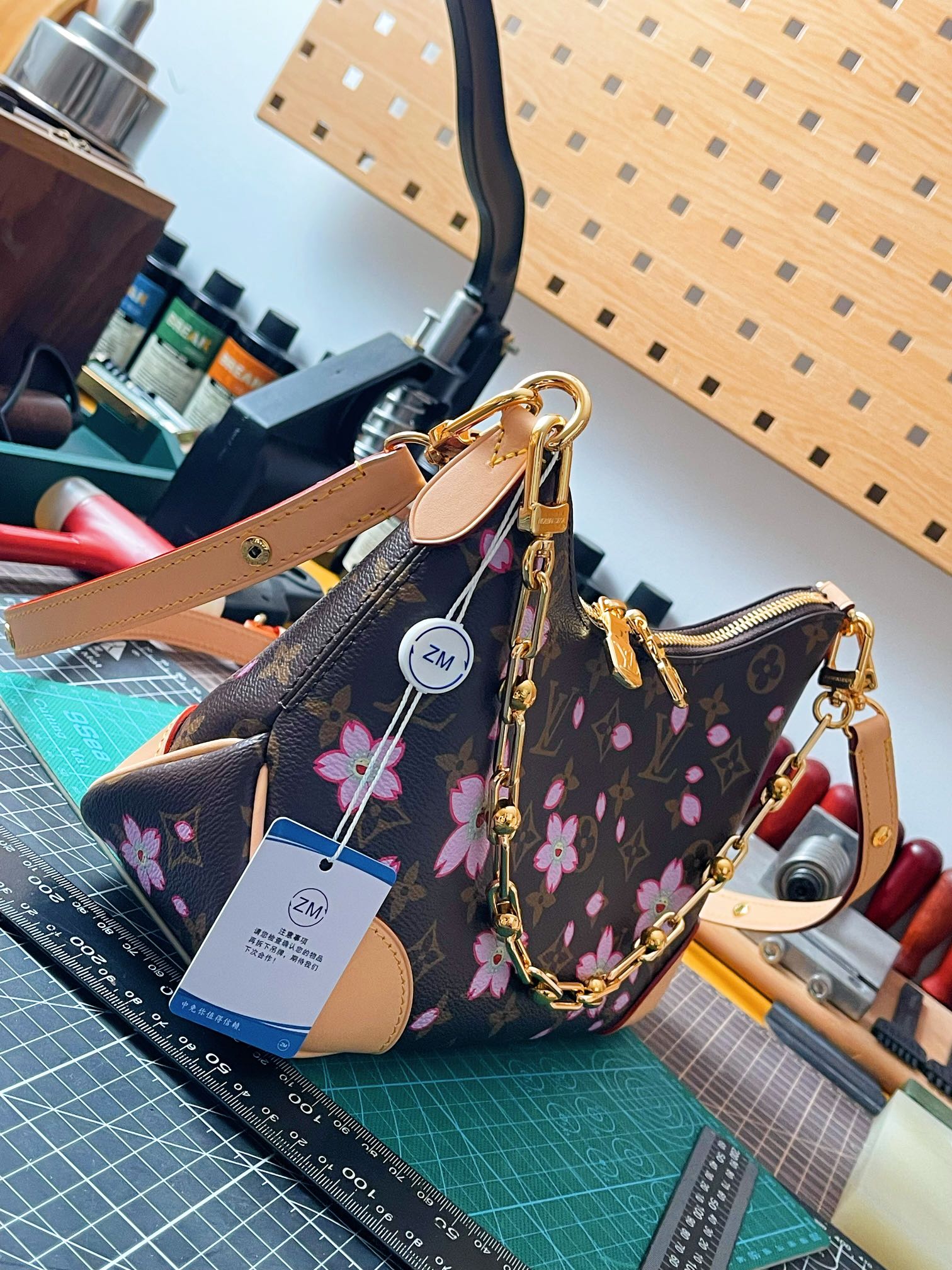 ルイ・ヴィトン ブーローニュ モノグラム チェリーブロッサム ショルダーバッグ ブラウン ピンク M13265 詳細画像 2