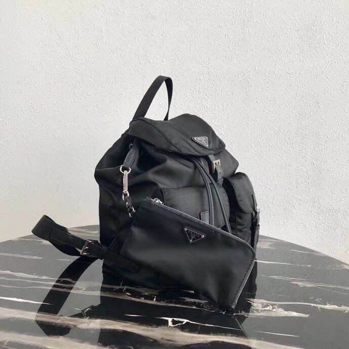 プラダ Re-Nylon サフィアーノレザー バックパック ポーチ付き ブラック 詳細画像 2