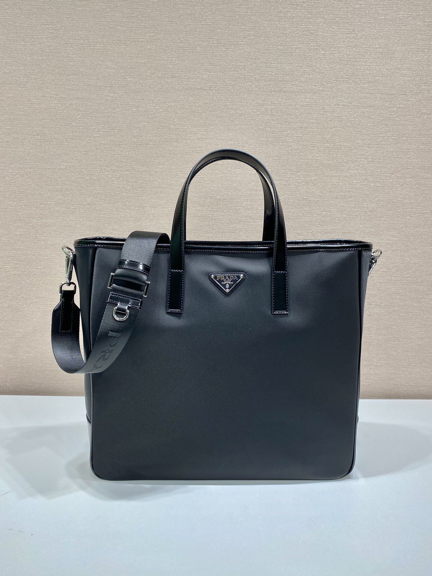プラダ Re-Nylon 光沢レザーハンドル 2WAY トートバッグ ブラック 詳細画像 1