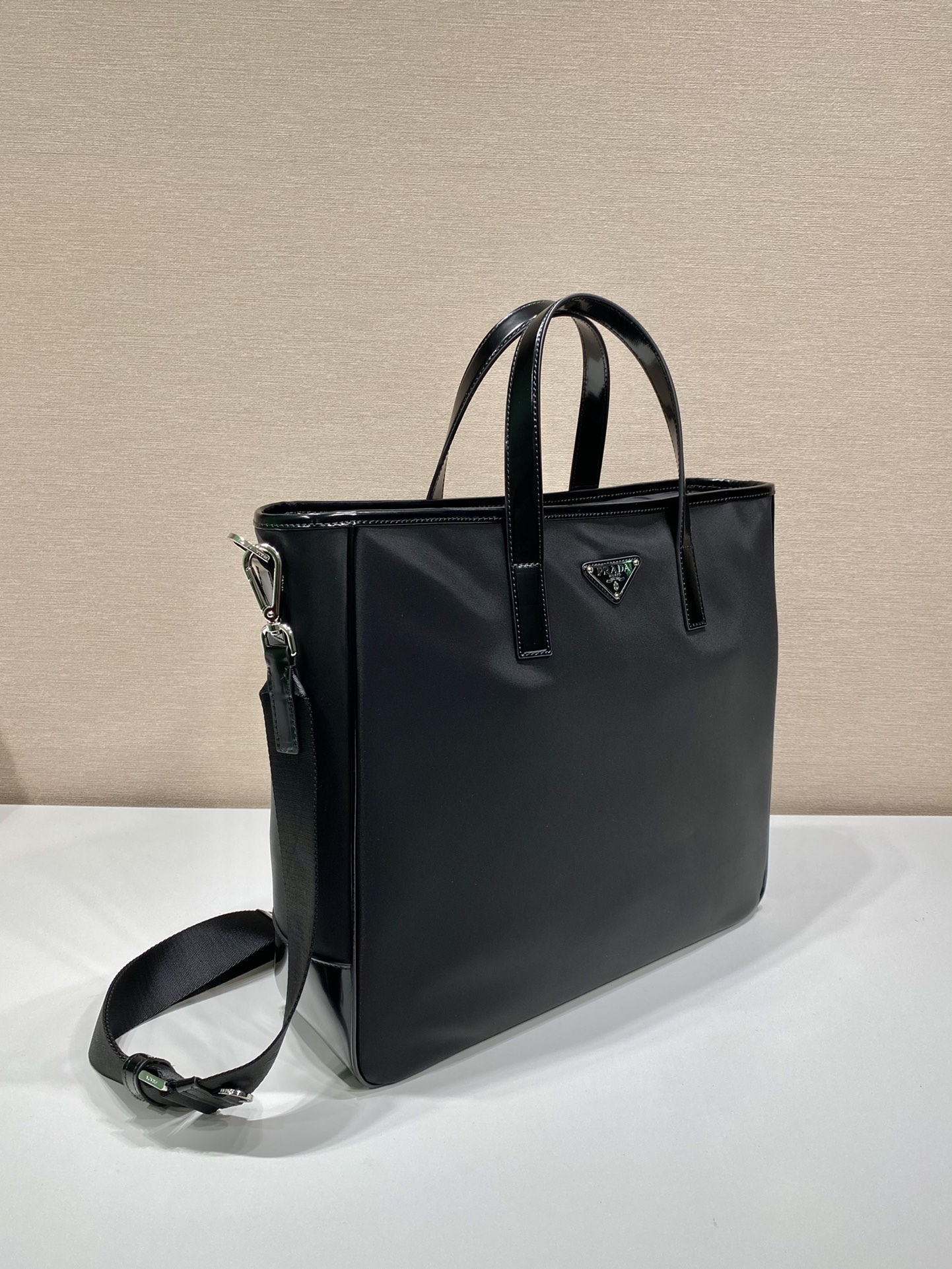 プラダ Re-Nylon 光沢レザーハンドル 2WAY トートバッグ ブラック 詳細画像 2