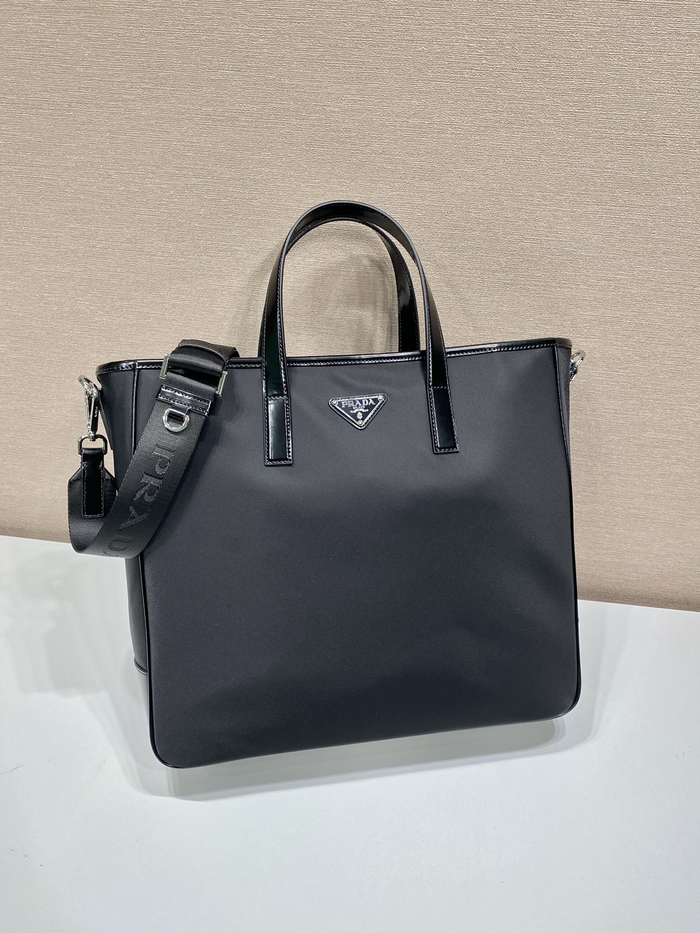 プラダ Re-Nylon 光沢レザーハンドル 2WAY トートバッグ ブラック 詳細画像 3