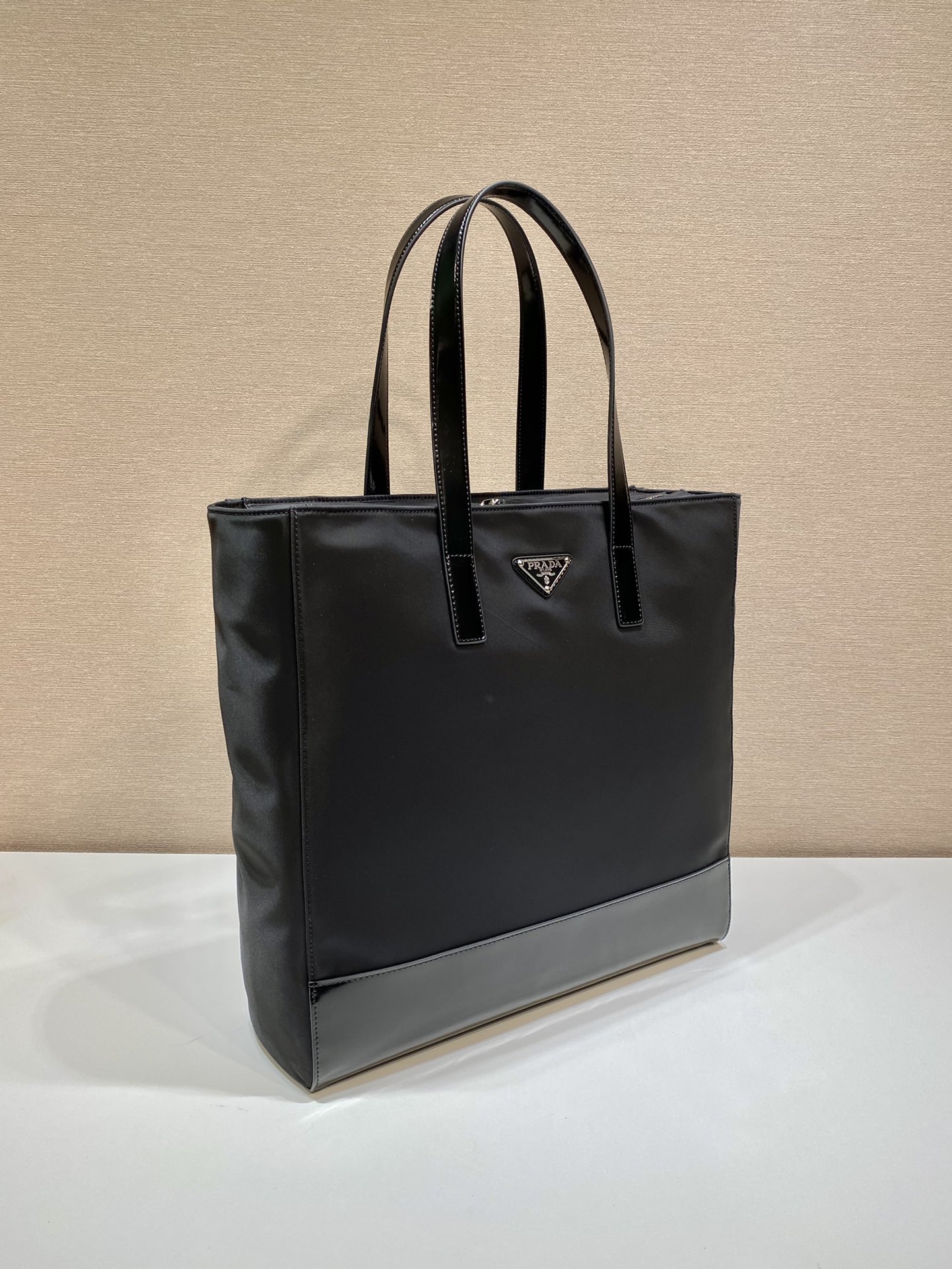 プラダ Re-Nylon 光沢レザーハンドル 縦型トートバッグ ブラック 詳細画像 2
