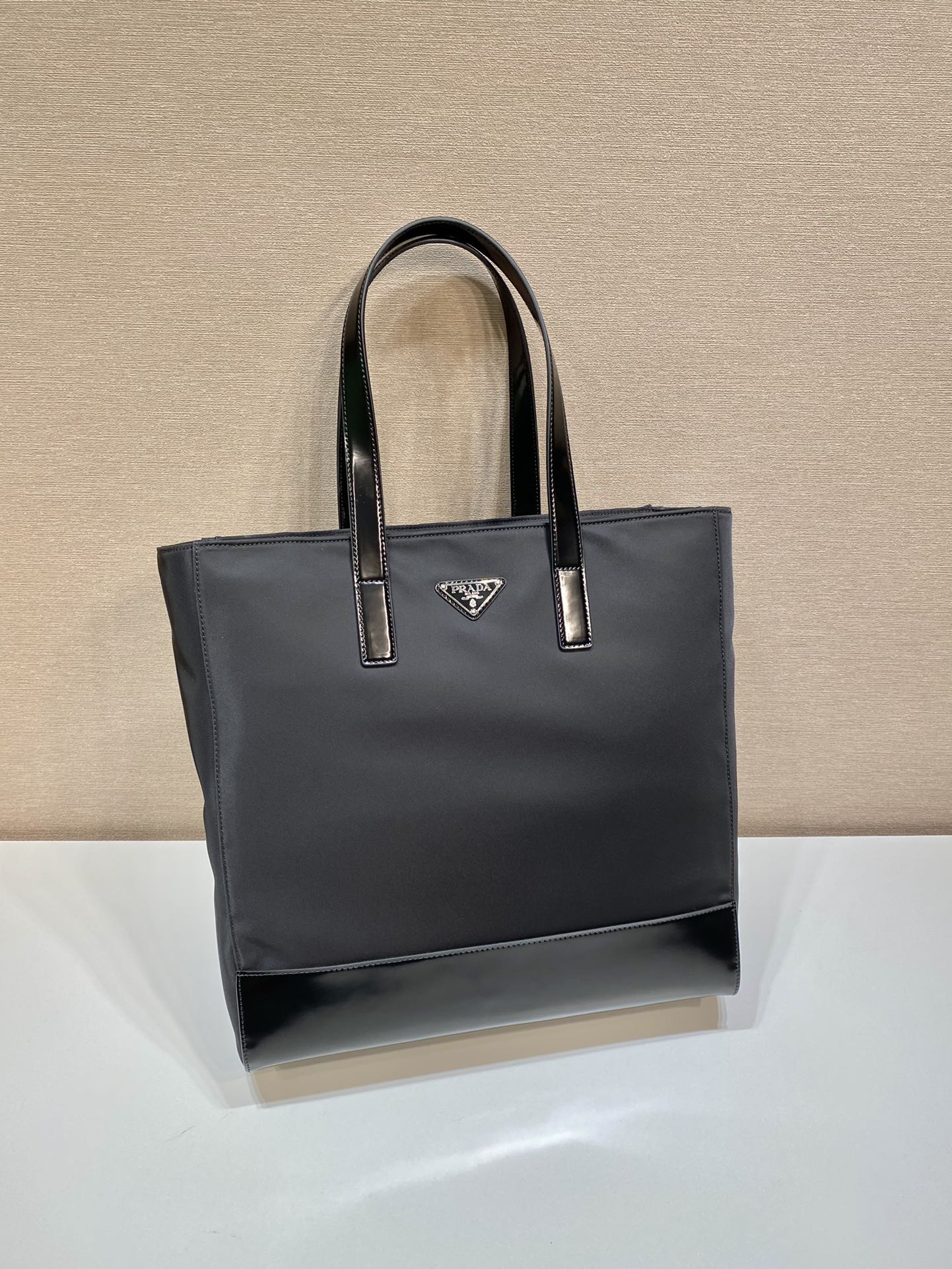 プラダ Re-Nylon 光沢レザーハンドル 縦型トートバッグ ブラック 詳細画像 3