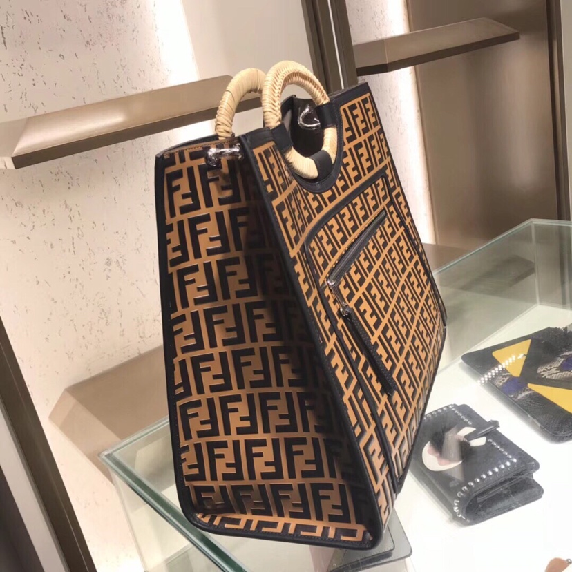 フェンディ Runaway Shopping ラージ トートバッグ タバコ カーフスキン FFエンボスロゴ ランウェイチェック柄 ラタンハンドル 44cm 詳細画像 3